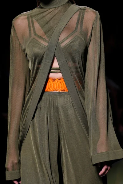 Look 10